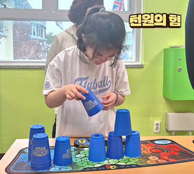 세상을 향해 두 팔을 뻗는 여섯 살 슈퍼맨 도윤이