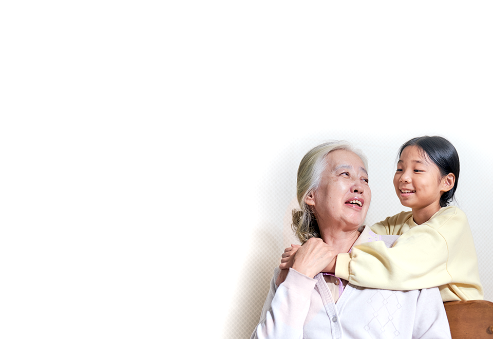 가족돌봄아동 수아와 할머니가 함께 웃고 있는 모습