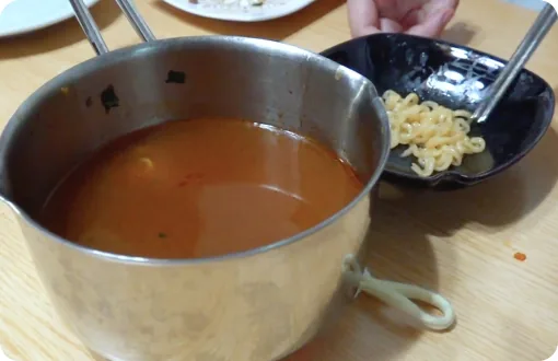 라면으로 끼니를 채우는 소연이