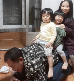 어린 소연이를 안고 함께 웃는 가족 사진